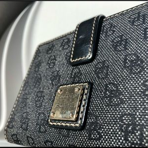Dooney & Bourke Bags - Black Dooney & Bourke Wallet Dooney & Bourke Bags - Black Dooney & Bourke Wallet